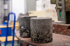 2025-11-26-patent-Sposób-wykonania-asfaltowe-nawierzchni-drogowej-z warstwą-z-betonu-geopolimerowego-prof-Bołtryk-fot-Iryna-Mikhno-PB