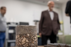 2025-11-26-patent-Sposób-wykonania-asfaltowe-nawierzchni-drogowej-z warstwą-z-betonu-geopolimerowego-prof-Bołtryk-fot-Iryna-Mikhno-PB