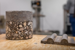 2025-11-26-patent-Sposób-wykonania-asfaltowe-nawierzchni-drogowej-z warstwą-z-betonu-geopolimerowego-prof-Bołtryk-fot-Iryna-Mikhno-PB