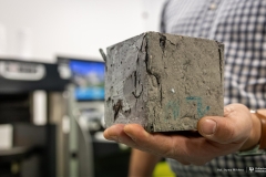 2025-11-26-patent-Sposób-wykonania-asfaltowe-nawierzchni-drogowej-z warstwą-z-betonu-geopolimerowego-prof-Bołtryk-fot-Iryna-Mikhno-PB