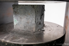 2025-11-26-patent-Sposób-wykonania-asfaltowe-nawierzchni-drogowej-z warstwą-z-betonu-geopolimerowego-prof-Bołtryk-fot-Iryna-Mikhno-PB