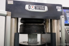 2025-11-26-patent-Sposób-wykonania-asfaltowe-nawierzchni-drogowej-z warstwą-z-betonu-geopolimerowego-prof-Bołtryk-fot-Iryna-Mikhno-PB