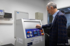 2026-01-21-Patent na testowanie wtryskiwaczy paliw LPG i wodorowych dla Politechniki Białostockiej prof. Dariusz-Szpica-fot-Iryna-Mikhno-PB