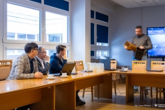 2025-11-25-projekt-prof. Jabłrzykowskiego-demonstratory-biodegradowalnych-koszy-na-śmieci-fot-Iryna-Mikhno-PB