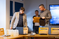 2025-11-25-projekt-prof. Jabłrzykowskiego-demonstratory-biodegradowalnych-koszy-na-śmieci-fot-Iryna-Mikhno-PB