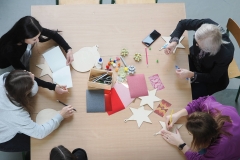 2025-11-28-Przystrajanie-bombek-w-CNK -fot-Jerzy-Doroszkiewicz-PB