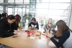 2025-11-28-Przystrajanie-bombek-w-CNK -fot-Jerzy-Doroszkiewicz-PB