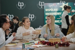 2025-11-28-Przystrajanie-bombek-w-CNK -fot-Jerzy-Doroszkiewicz-PB