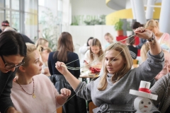 2025-11-28-Przystrajanie-bombek-w-CNK -fot-Jerzy-Doroszkiewicz-PB