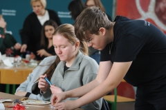 2025-11-28-Przystrajanie-bombek-w-CNK -fot-Jerzy-Doroszkiewicz-PB