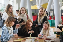 2025-11-28-Przystrajanie-bombek-w-CNK -fot-Jerzy-Doroszkiewicz-PB