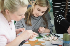 2025-11-28-Przystrajanie-bombek-w-CNK -fot-Jerzy-Doroszkiewicz-PB