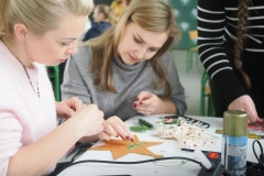 2025-11-28-Przystrajanie-bombek-w-CNK -fot-Jerzy-Doroszkiewicz-PB