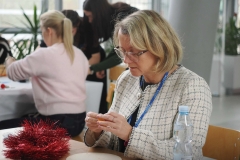 2025-11-28-Przystrajanie-bombek-w-CNK -fot-Jerzy-Doroszkiewicz-PB