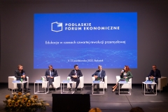 Rektor-w-panelu-Edukacja-w-czasach-czwartej-rewolucji-przemyslowej-Podlaskiego-Forum-Ekonomicznego-2022-fot.-Pawel-Jankowski-13