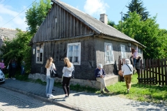 Studenci Wydziału Architektury podczas inwentaryzacji domów drewnianych w Tykocinie, fot. Aleksander Owerczuk