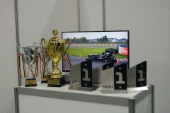 Trofea bolidu CMS-08 zdobyte podczas zawodów Formula Student, zaprezentowane podczas targów KOMPOZYT EXPO 2023_fot.  Cerber Motorsport_Wydział MechanicznyMiniatury na PB - 5