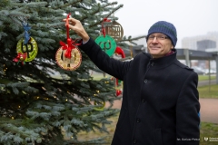 2024-12-06-Ubieranie-choinki-fot-Dariusz-Piekut