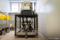 2026-01-15-Urządzenie-do-badania-zużycia-powierzchni-górnych-warstw-nawierzchni-drogowych-fot-Dariusz-Piekut-PB