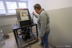 2026-01-15-Urządzenie-do-badania-zużycia-powierzchni-górnych-warstw-nawierzchni-drogowych-fot-Dariusz-Piekut-PB
