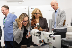 2026-03-17-Wizyta-Marszałka-i-Wiceprezydenta-oraz-przedstawicieli-przemysłu-na-WBINŚ-fot-Dariusz-Piekut-PB